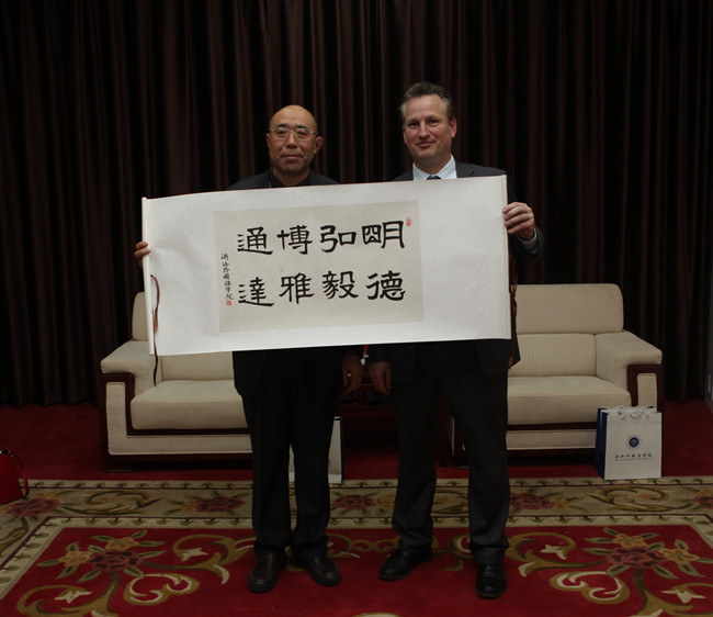 赵伐会见加拿大驻沪领事.jpg